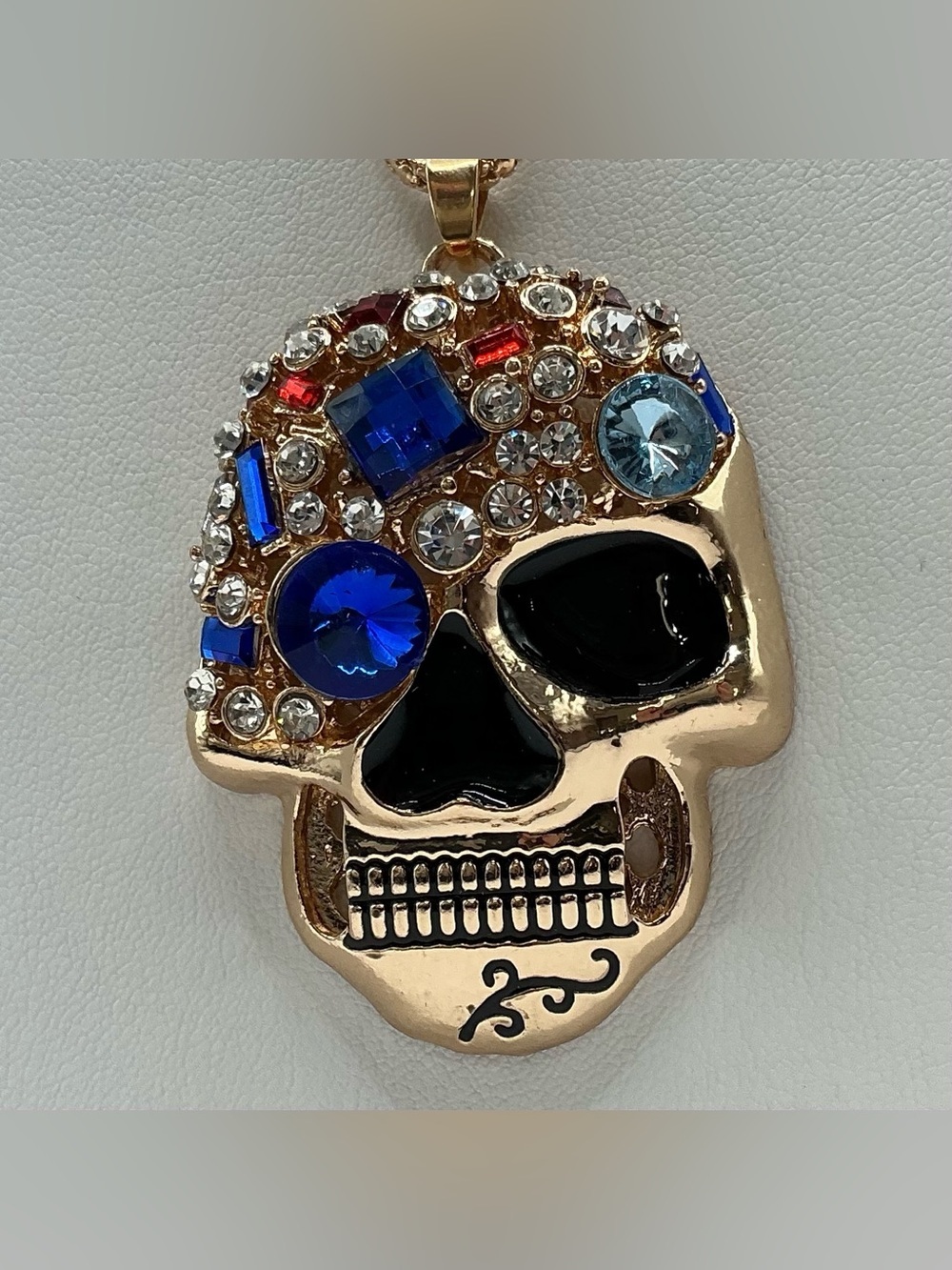 BETSEY JOHNSON GOLD TONE CLEAR BLUE RED RHINESTONE SKULL NECKLACE